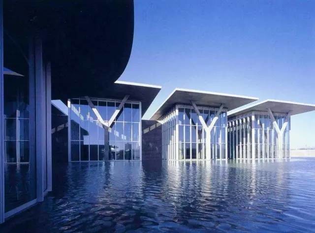 这座福特沃斯现代美术博物馆,是日本有名的建筑设计师安藤忠雄的作品