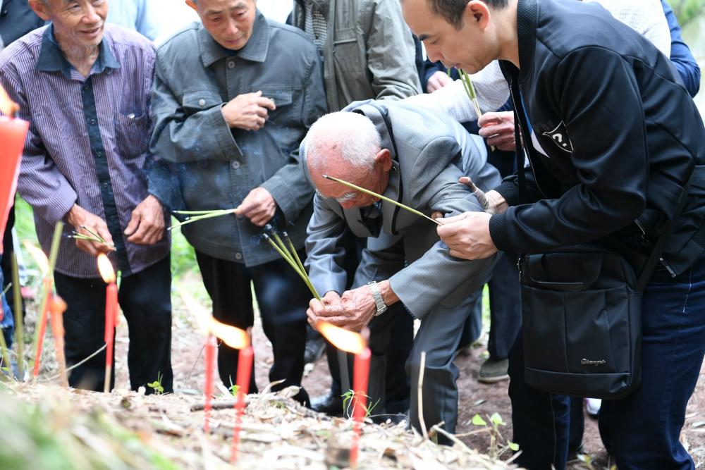 台湾老兵隔77年回家乡父母坟墓前痛哭