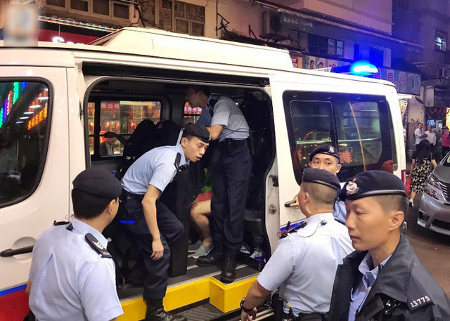 5 香港上百警察扫黑行动:带走10男女