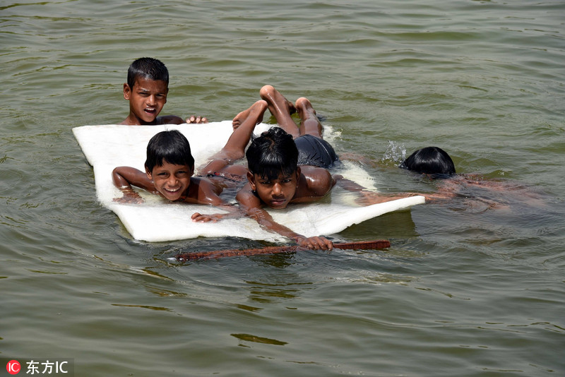 印度北部迎45度高温天 民众跳水消暑