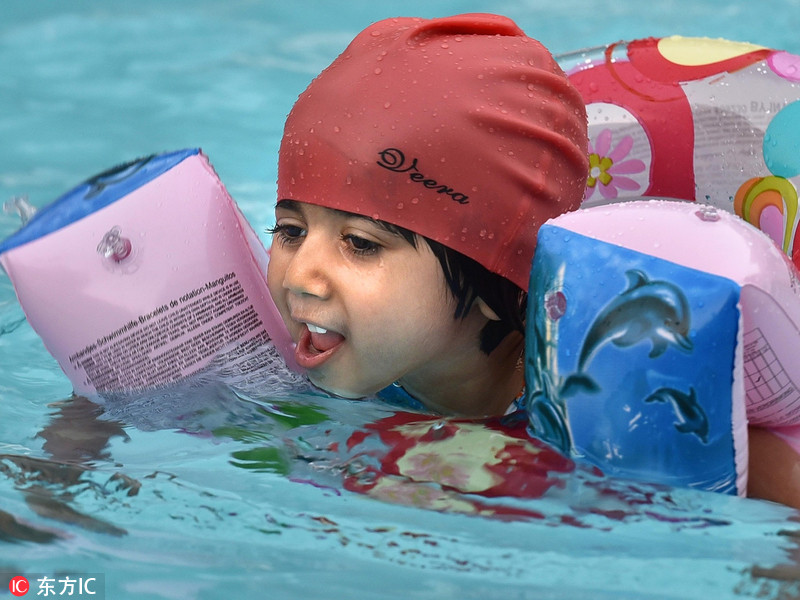 印度北部迎45度高温天 民众跳水消暑