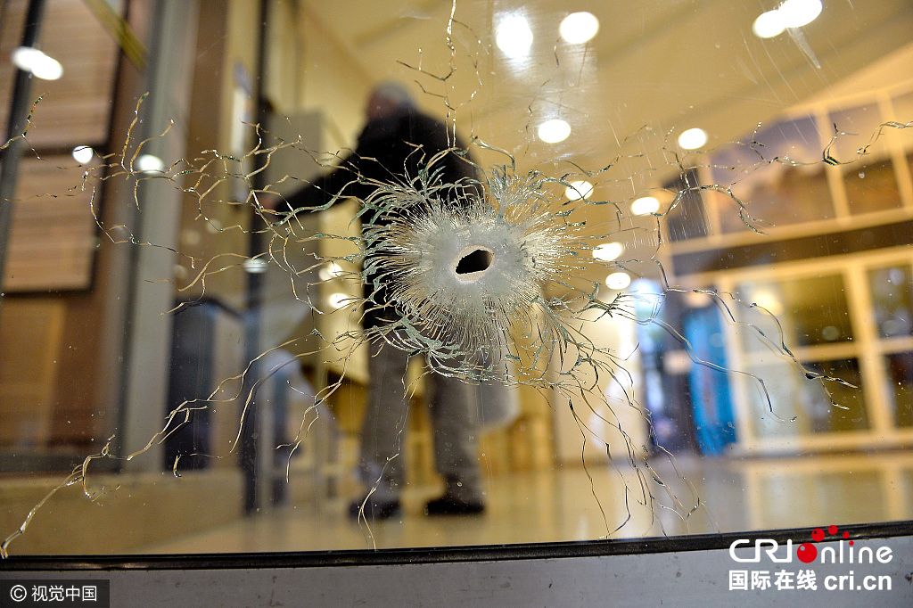 法国香街发生枪击案玻璃弹孔触目惊心