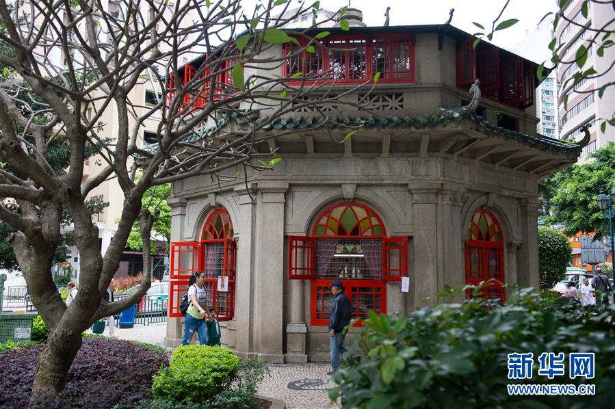 4月22日,行人从澳门八角亭图书馆外走过.