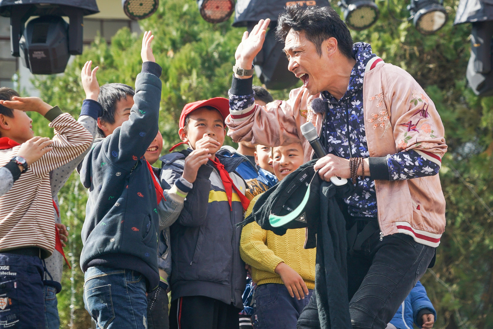 《闪亮的爸爸》温情收官 吴镇宇虔诚跪地许愿