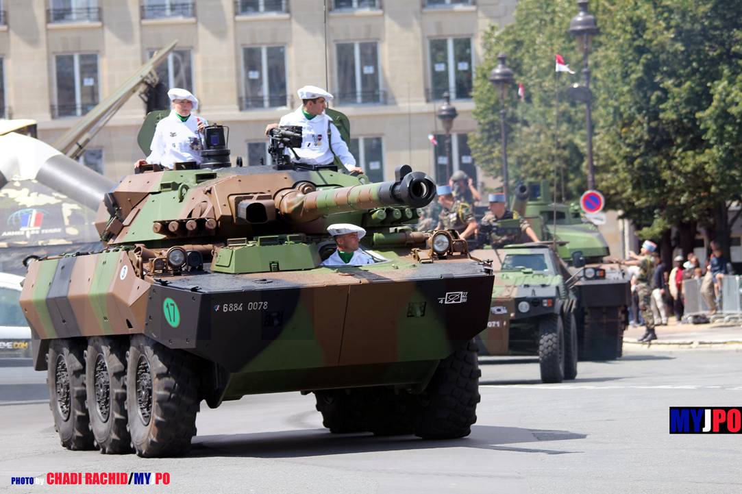 法军装甲车上街 士兵穿的像厨师