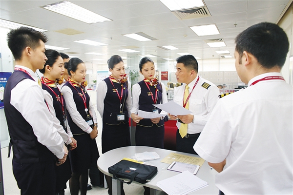 海南週刊|走近民航機長:翱翔在三萬英尺高空上