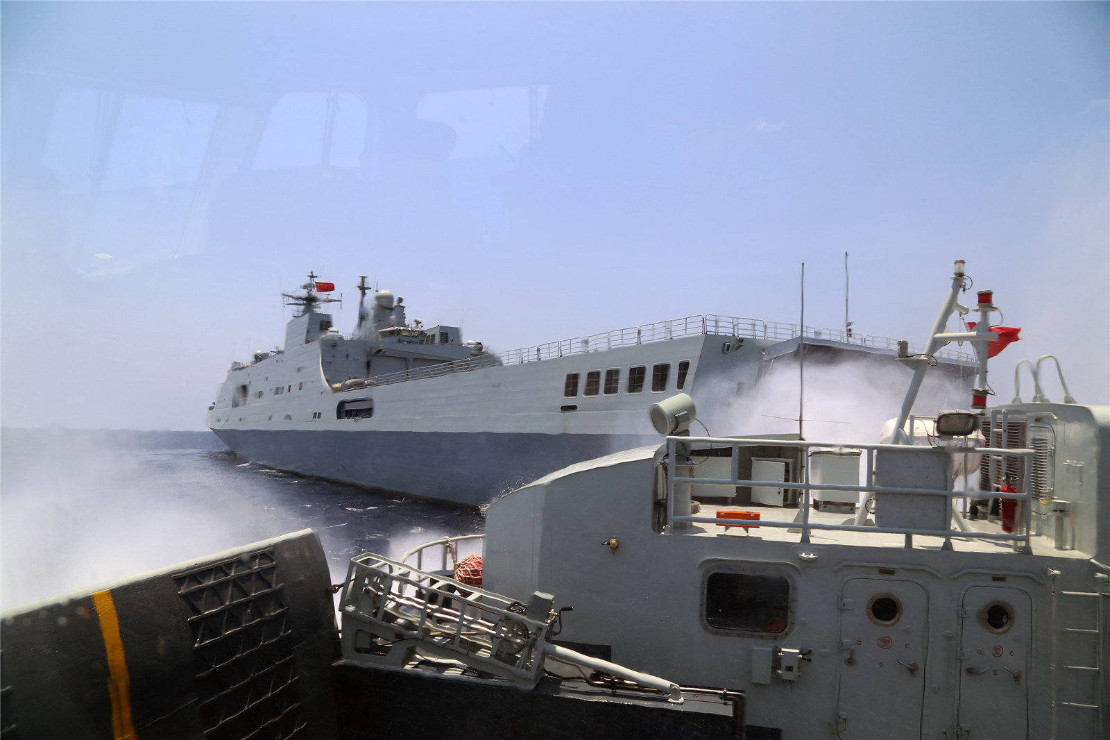 井冈山号船坞登陆舰上搭载的国产气垫登陆艇进行了操作演练