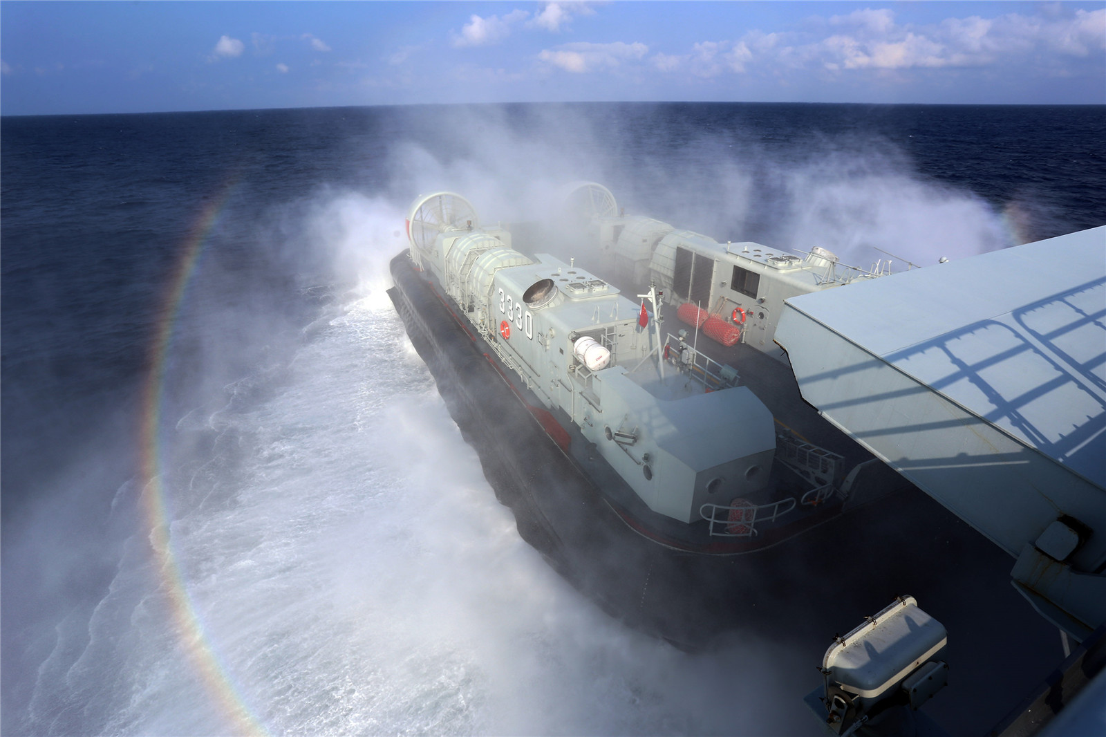 井冈山号船坞登陆舰上搭载的国产气垫登陆艇进行了操作演练