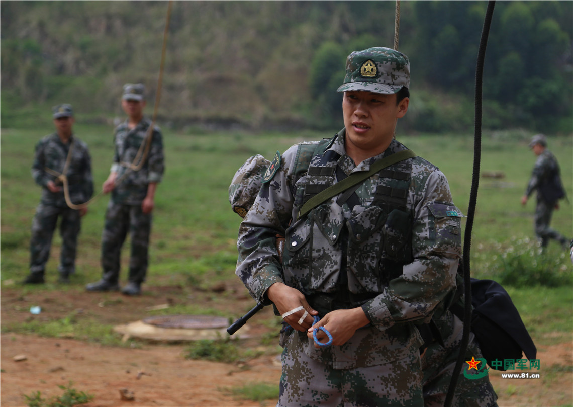12 侦察兵考核看谁手榴弹扔得远