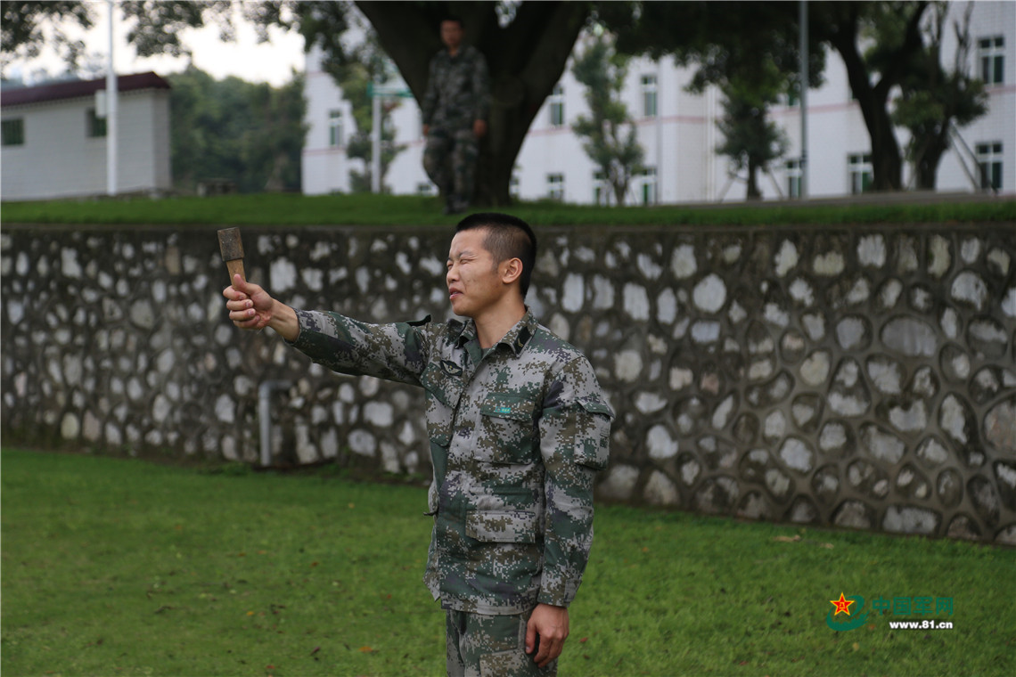 参考战士使出"洪荒之力"投掷手榴弹. 一名参考