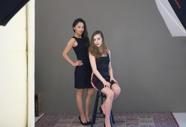 马雅舒与继女合影斗艳