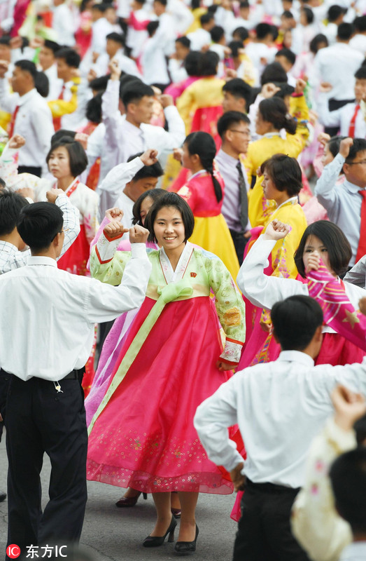 当地时间2017年4月25日,朝鲜平壤,民众载歌载舞,庆祝朝鲜人民军近军