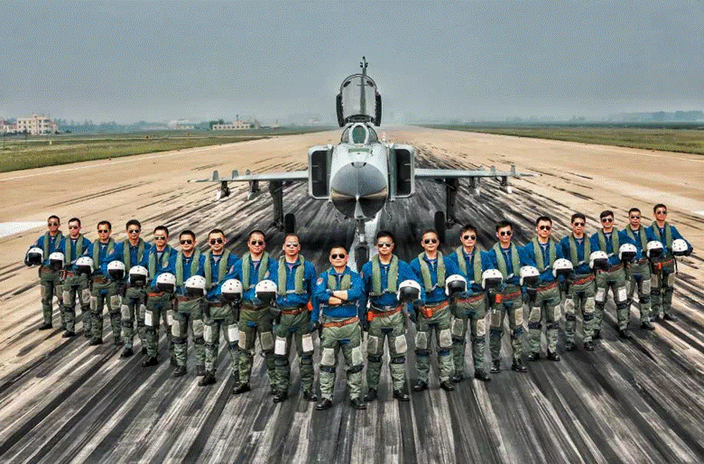 飞行员英姿飒爽,歼8战斗机虽然已经老旧,但在照片中仍然颇具美感