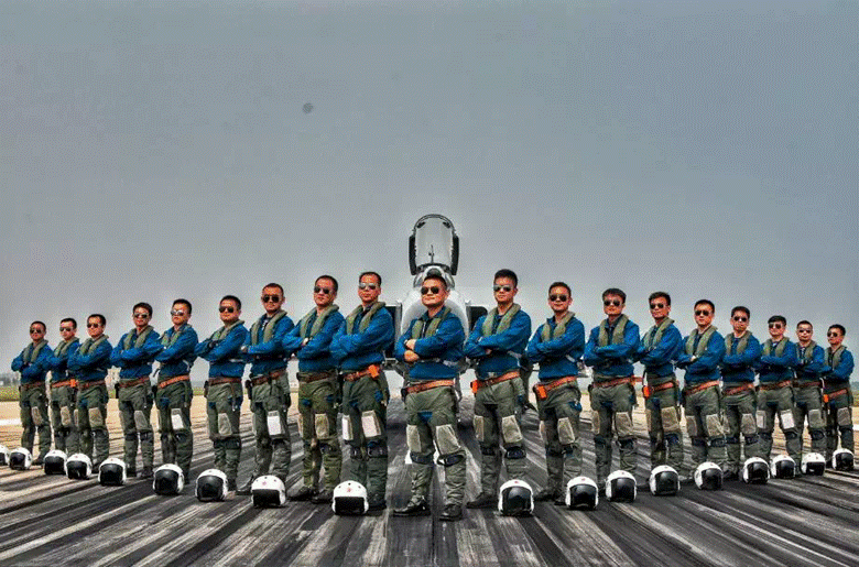 飞行员英姿飒爽,歼8战斗机虽然已经老旧,但在照片中仍然颇具美感