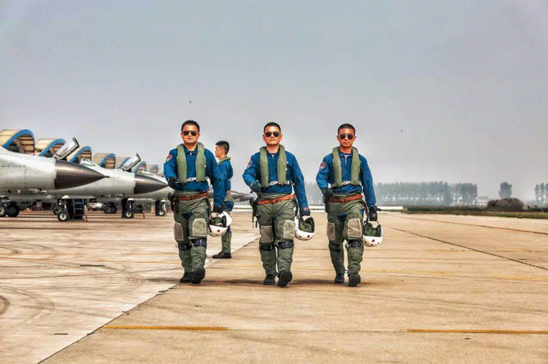 飞行员英姿飒爽,歼8战斗机虽然已经老旧,但在照片中仍然颇具美感