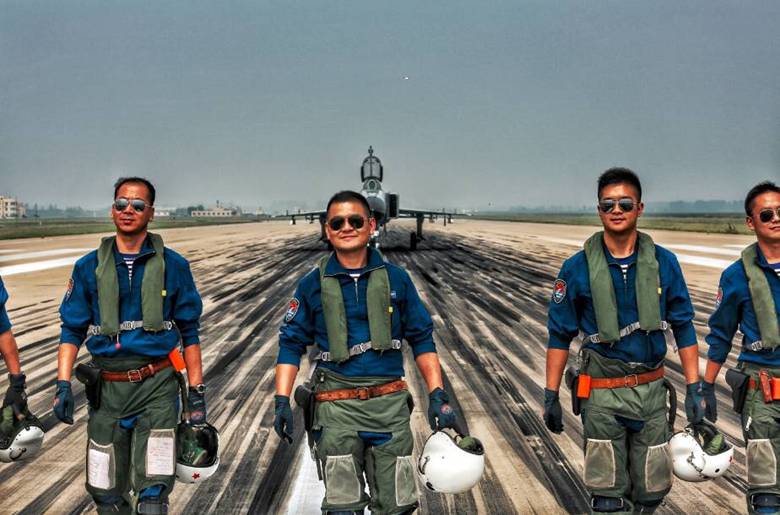 飞行员英姿飒爽,歼8战斗机虽然已经老旧,但在照片中仍然颇具美感