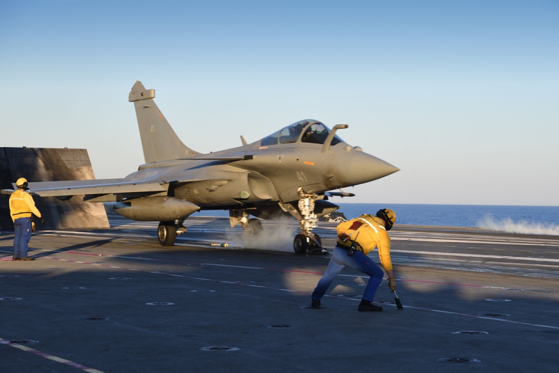 图片说明:"阵风"在法国航母上弹射起飞.