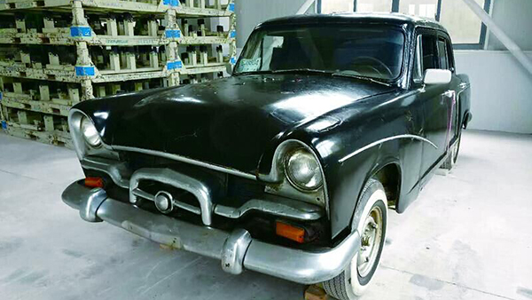 老爷叔想给老爷车找个"婆家" 收藏多年凤凰牌轿车欲无偿转赠