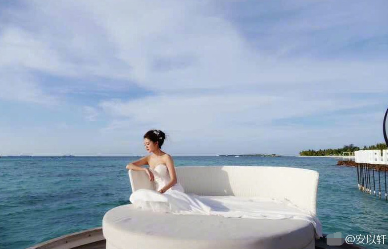 安以轩着深v露美背 上演人妻的诱惑