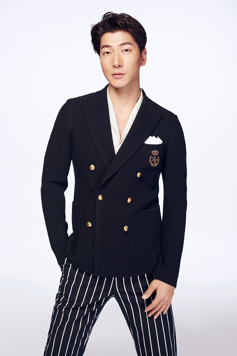 5 张亮全新写真曝光 自带儒雅洒脱总裁风范