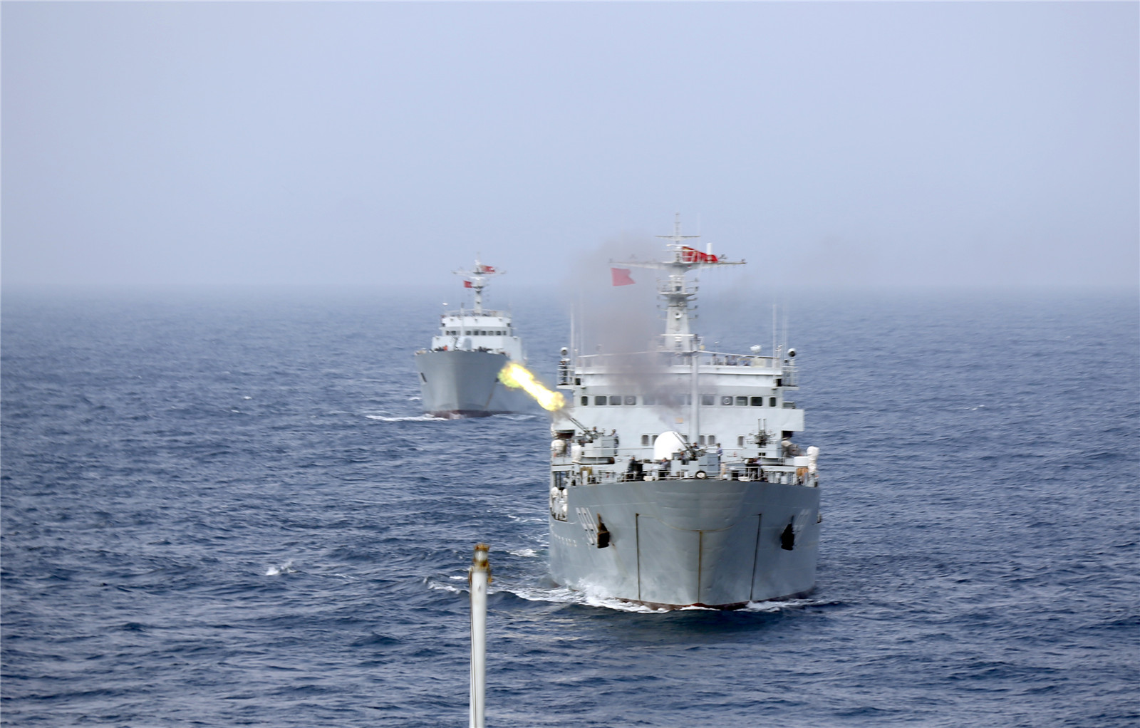 3 昆仑山舰近防系统发威 倾泻火力