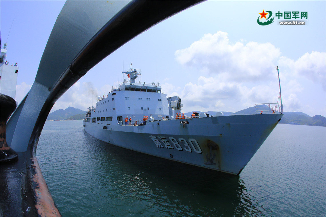 南海舰队运输舰海上独立操演