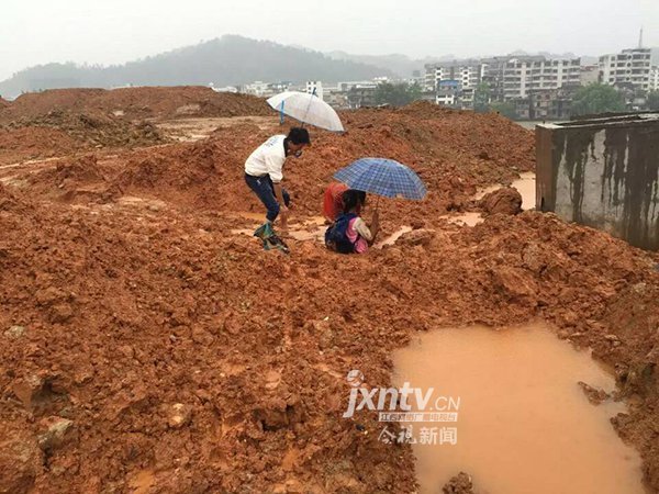 3 小學生深陷泥潭 老師徒手刨泥救人