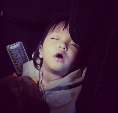 4月27日晚,欧弟通过微博晒女儿睡觉的照片,并称:"老爸开车技术好,开会