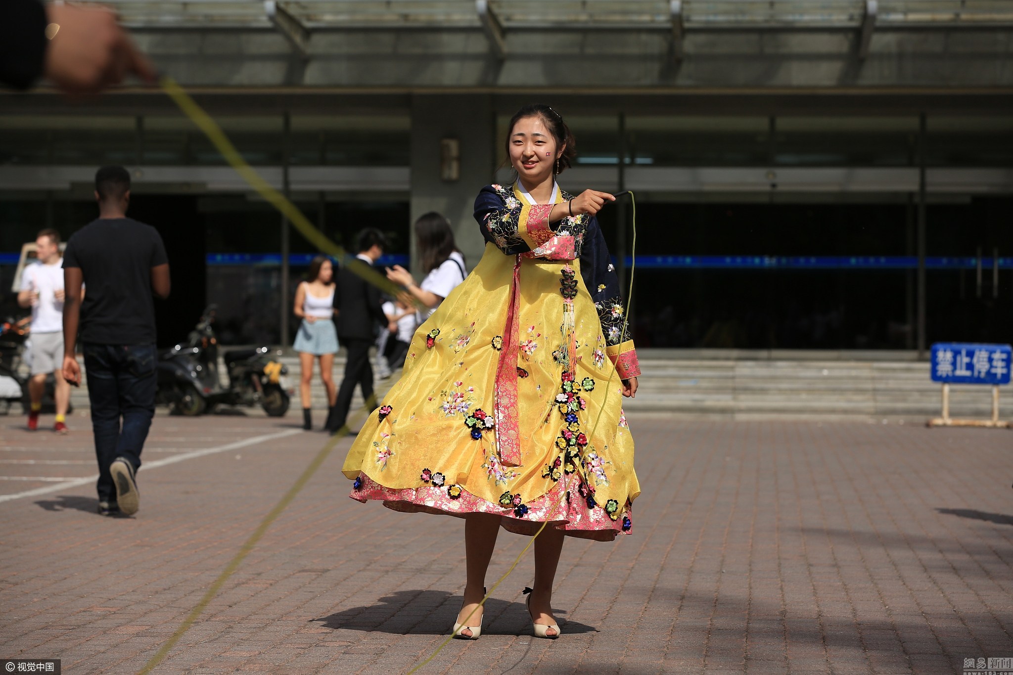 实拍中国大学里的朝鲜留学生传统服饰吸睛