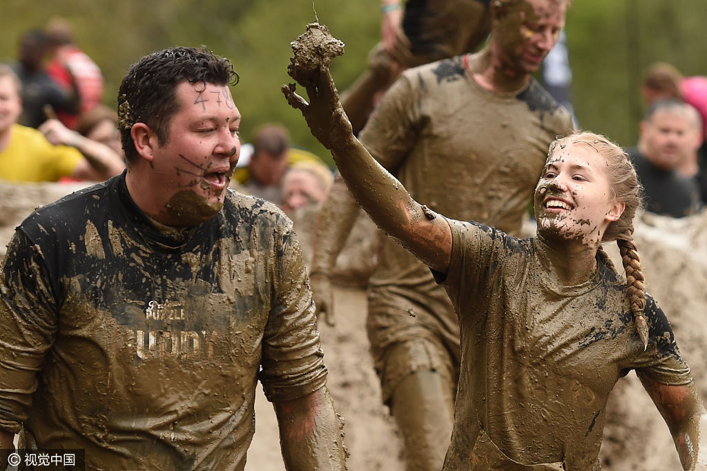 4 英国举行"泥巴硬汉"比赛 选手泥浆中摸爬滚打