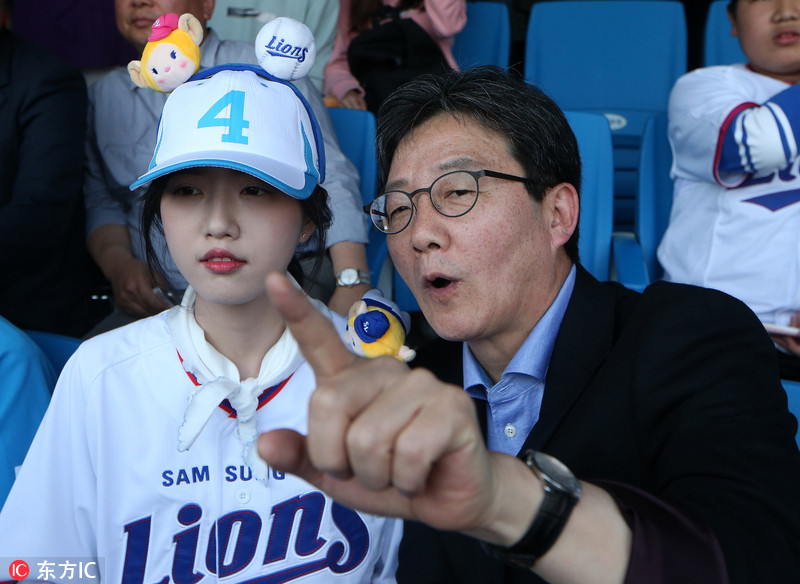 6 韩国"国民岳父"总统候选人携高颜值女儿观看棒球赛