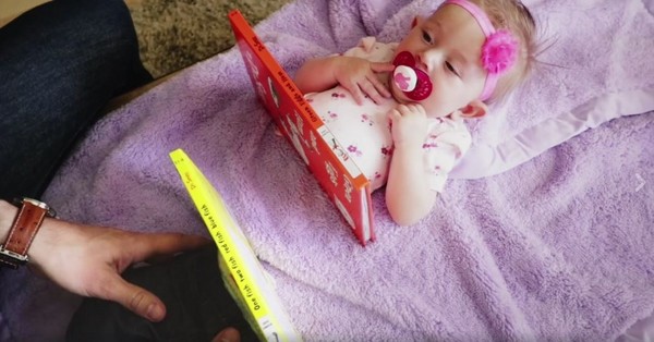 19 美国一魔术师把爱女"分割为两半" 两本书插进腹部