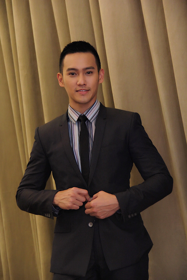 黄恺杰现身笔挺有型西装革履儒雅绅士