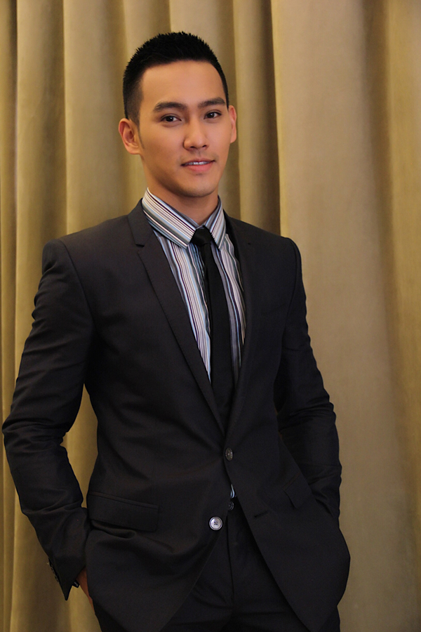 黄恺杰现身笔挺有型西装革履儒雅绅士