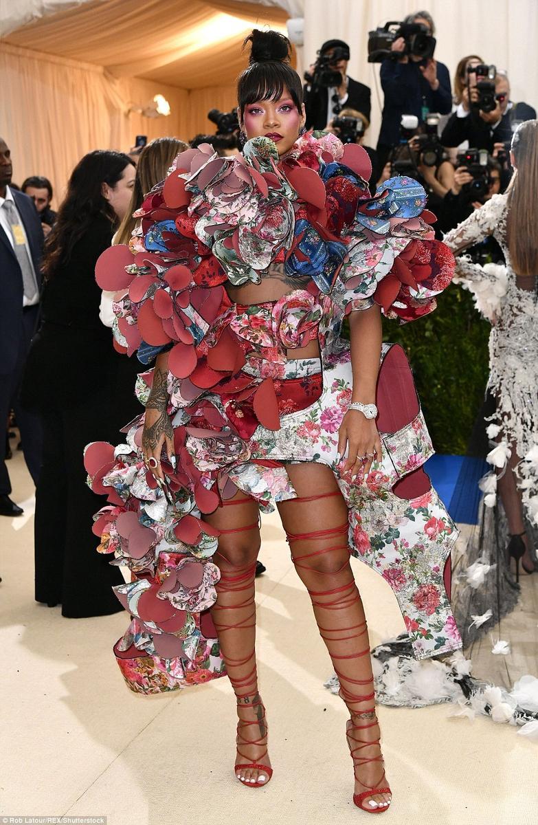 17 今年的met gala 水果姐憑這身紅紗裙贏了