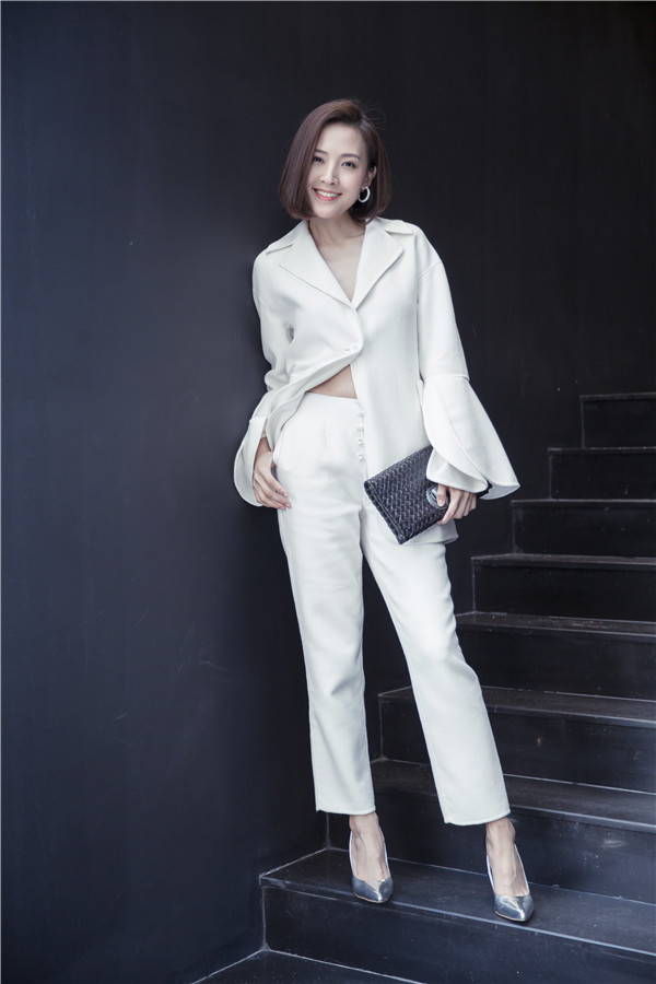 郑罗茜街拍大片 气场全开演绎西装杀