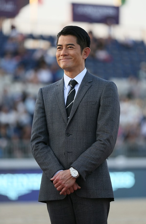 4 郭富城被人围观眉开眼笑心情大好