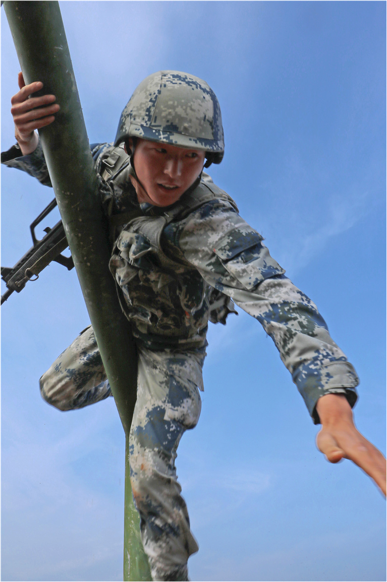 近日中国空军使用zbd03空降战车进行演练,士兵进行体能训练和射击训练