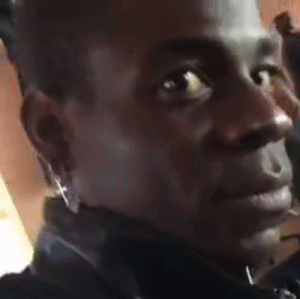 巴神观战欧冠着装太辣眼 这魔性笑容谁不爱