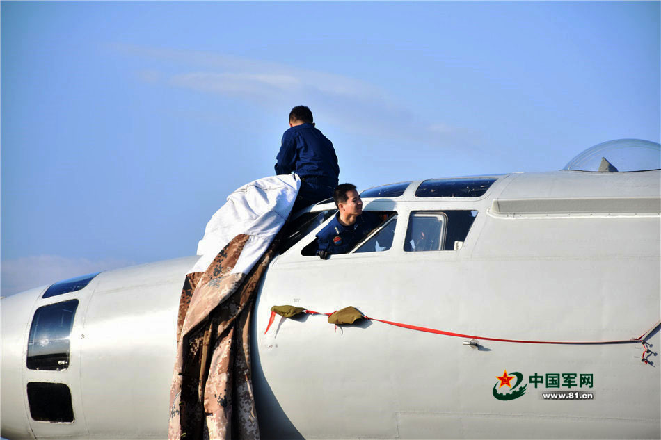 五四青年節前夕,南部戰區空軍某團的機務官兵對戰機進行換季檢查維修