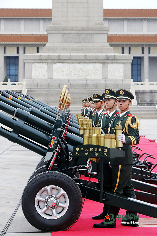 天安门礼炮部队换用最新站姿