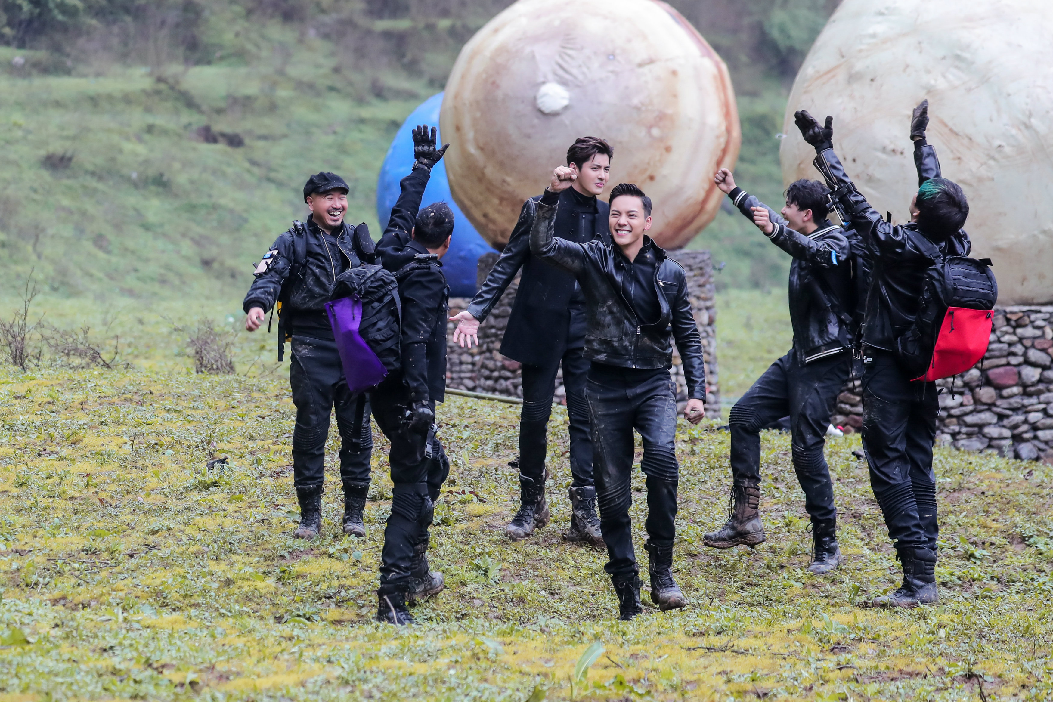 陈伟霆《七十二层奇楼》人肉搭桥渡难关