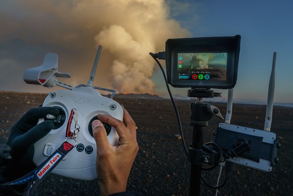 外国摄影师将无人机飞入火海 航拍火山喷发