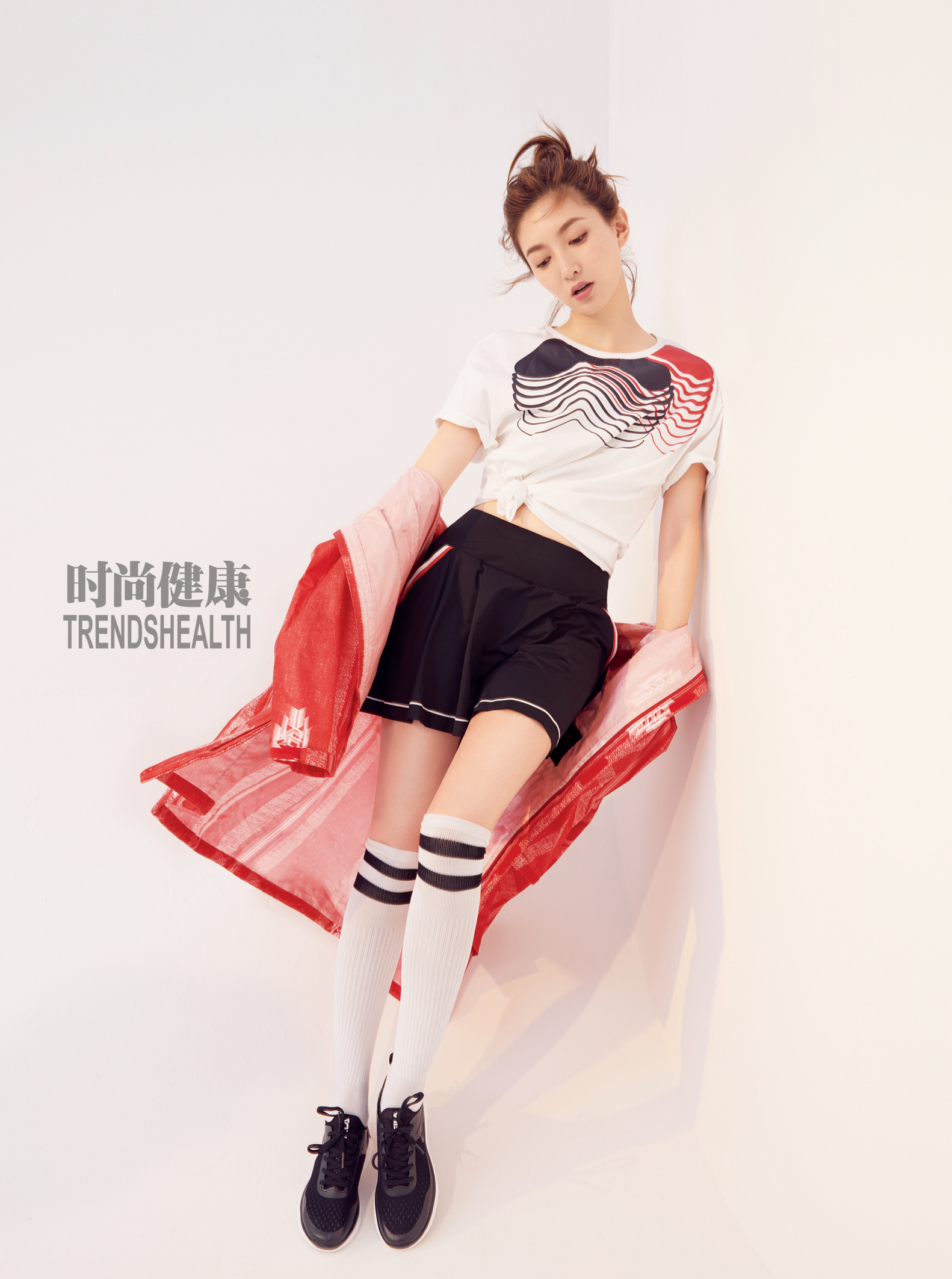 6 江疏影曝最新封面大片 时尚健康笑靥如花