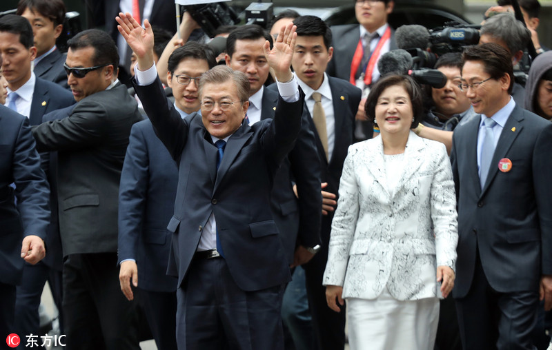 7 韩国新总统文在寅携妻入主青瓦台 向民众鞠躬致意
