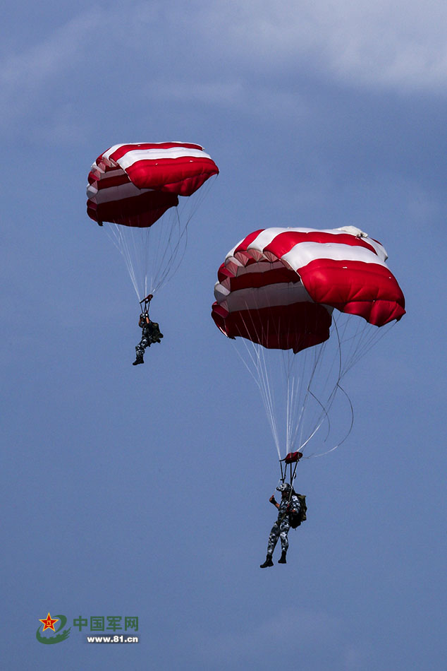 担负地面指挥员的该直升机团飞行三大队大队长黄勇志介绍,直升机伞降