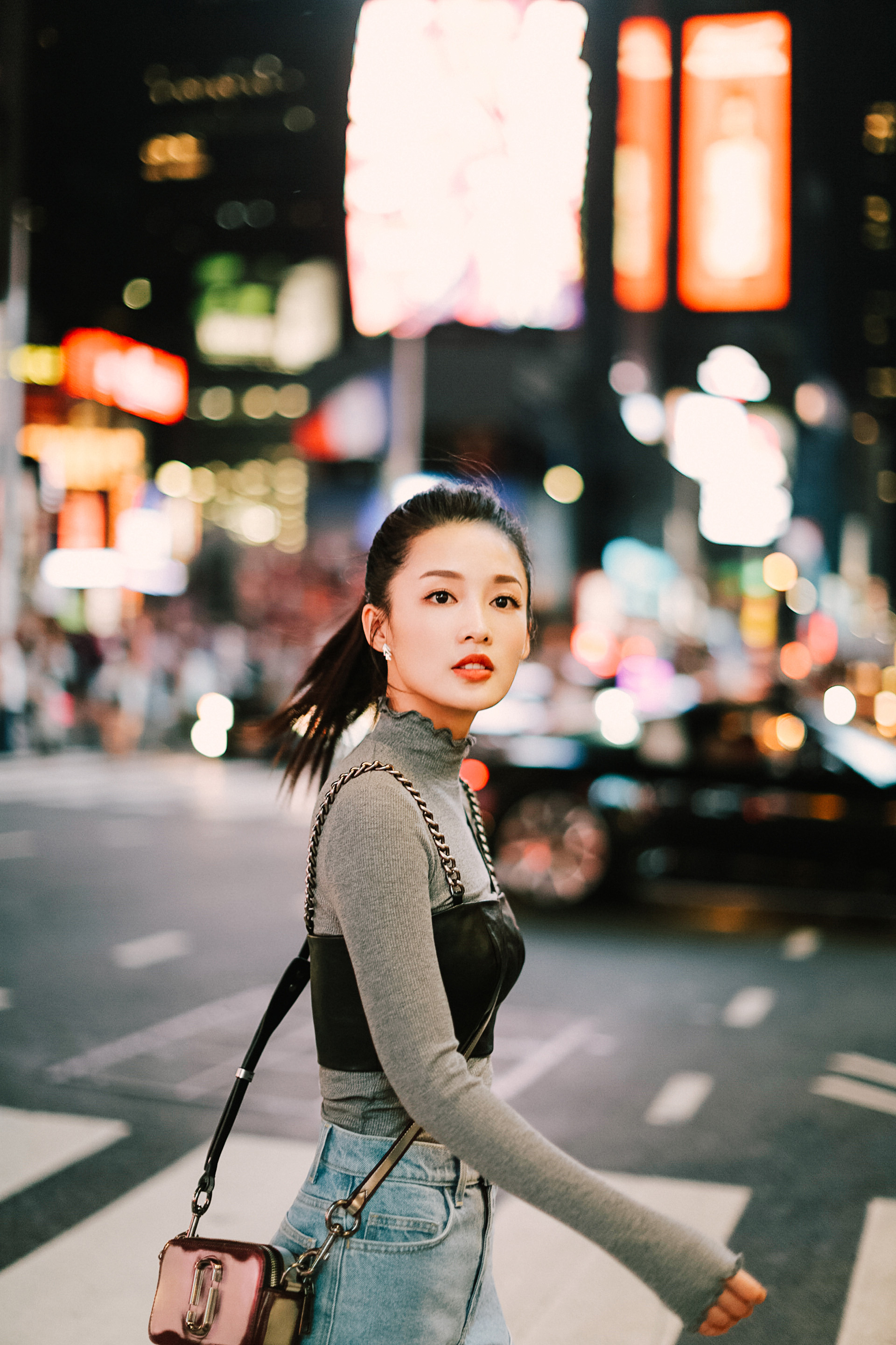 李沁粉丝破千万 夜幕亮相街头显俏皮