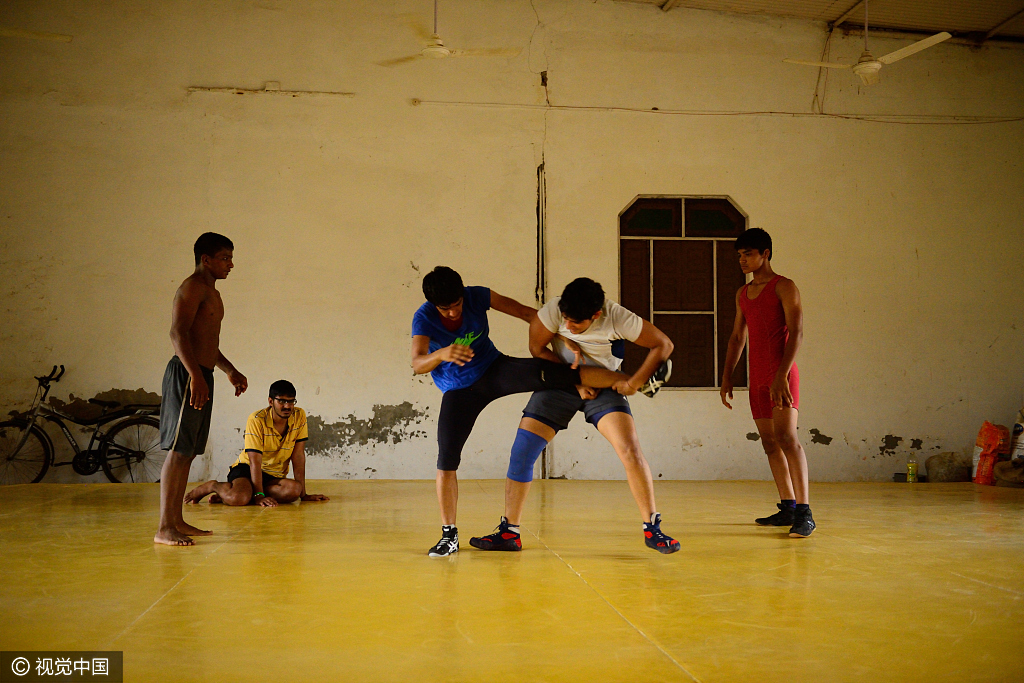 印度少年摔跤图片