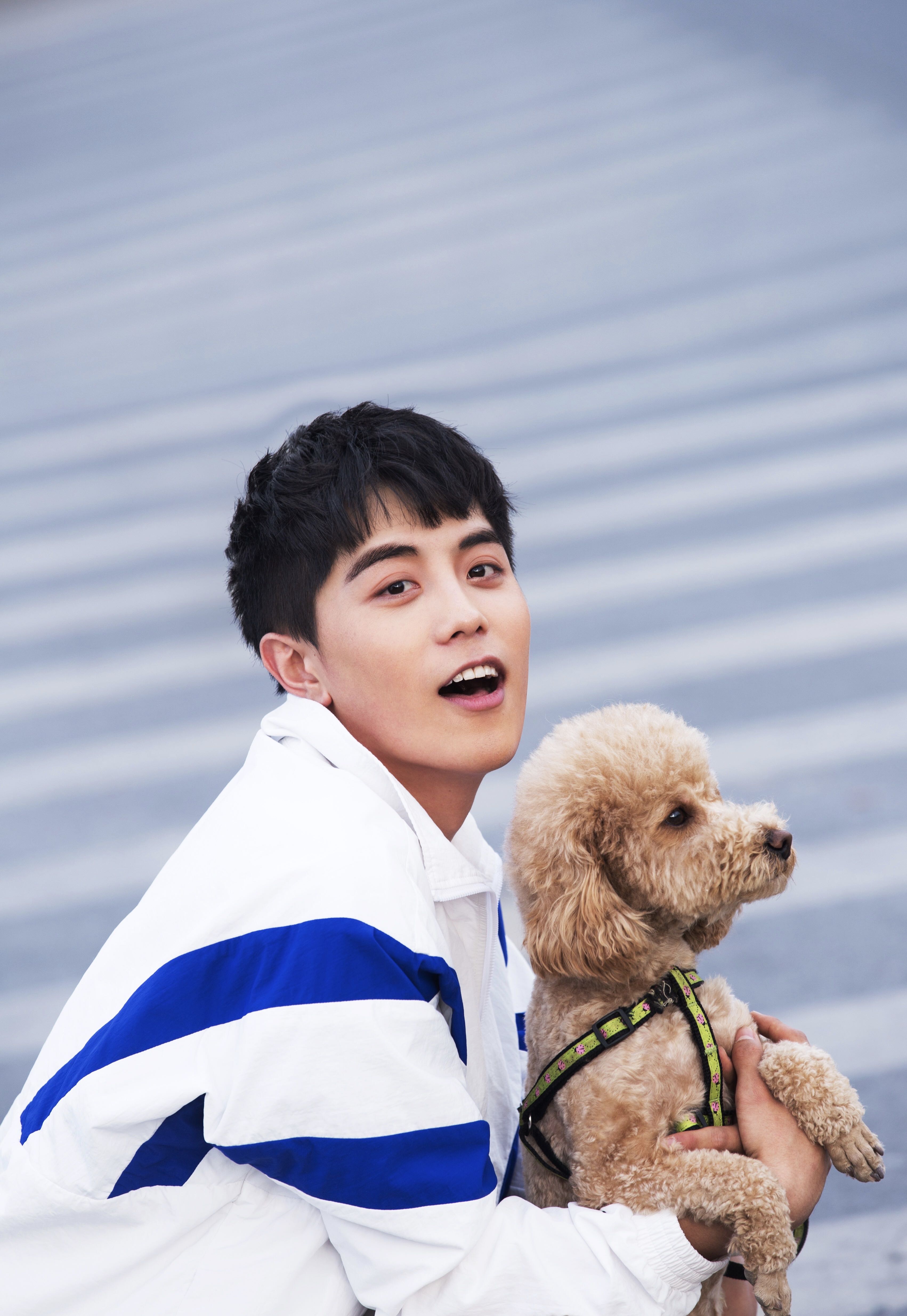 冯荔军夏日潮装街拍曝光 少年初长成青春力十足