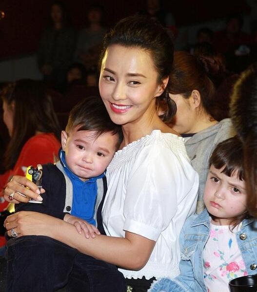 马雅舒携子女亮相 儿子大哭女儿不耐烦